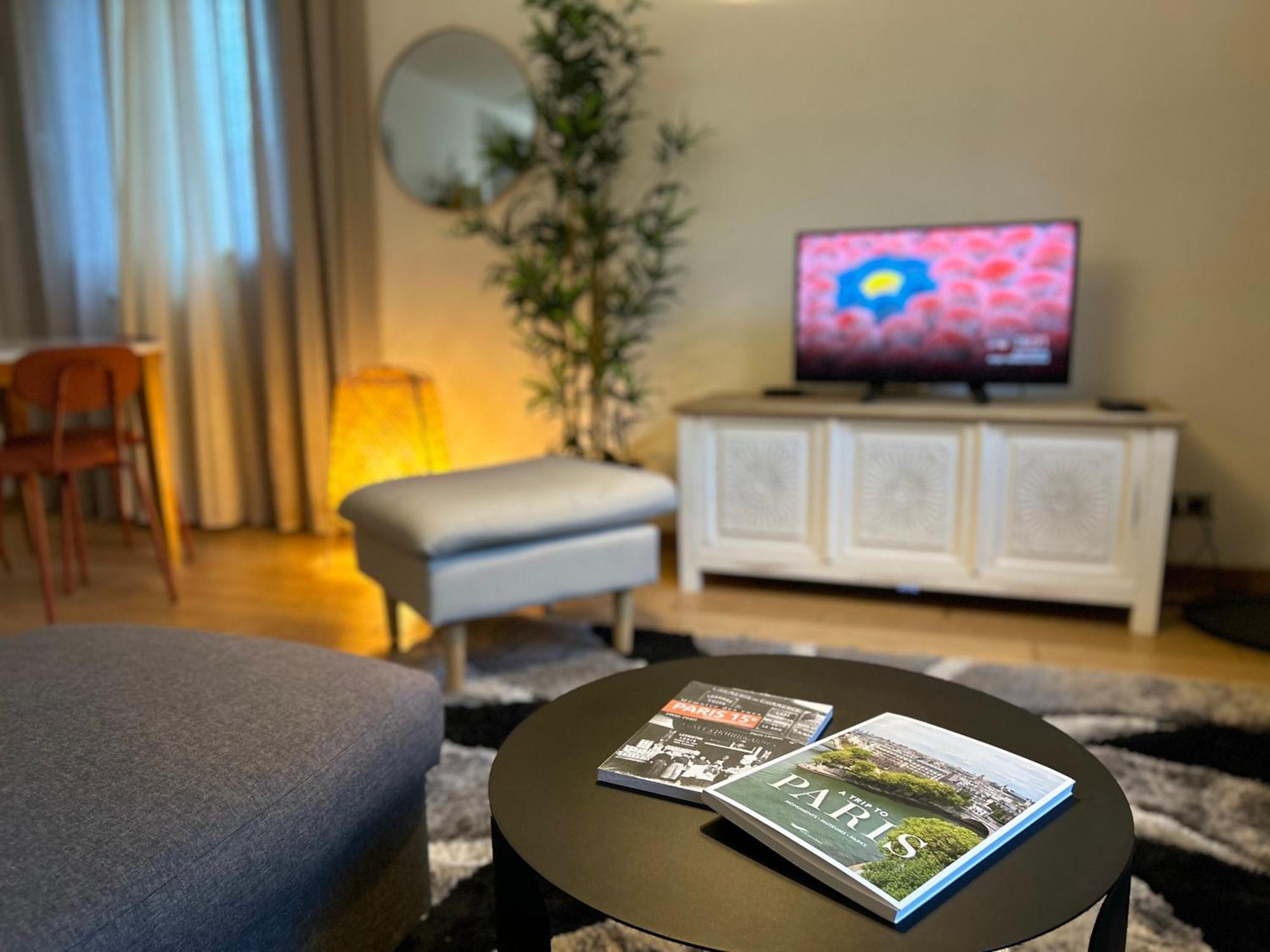 Big Apartment Eiffel Tower View Париж Экстерьер фото